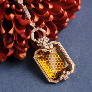 QUEEN BEE 18K GOLD DIAMOND PENDANT