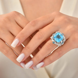 QUEEN BEE ARINNA 18K GOLD DIAMOND BLUE TOPAZ RING